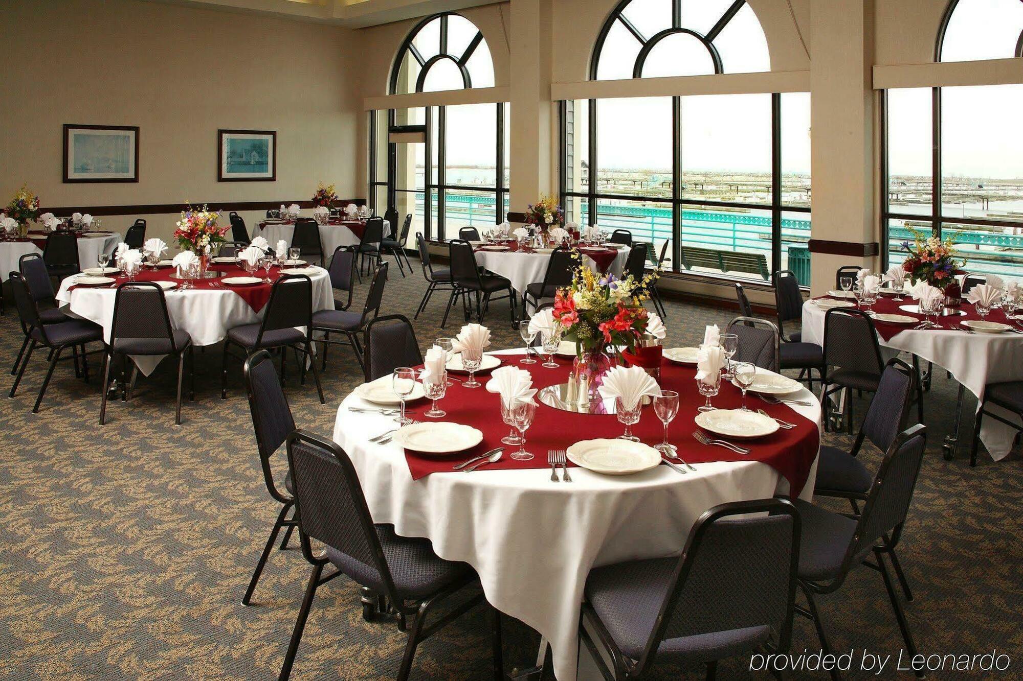 Doubletree By Hilton Racine Harbourwalk Otel Restoran fotoğraf